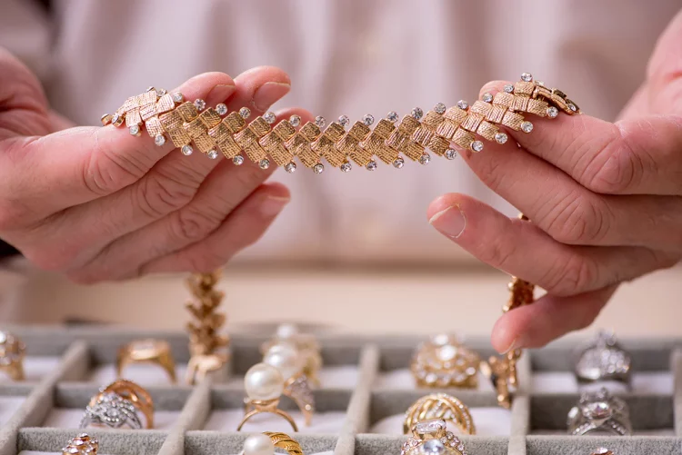 Investing in Gold Jewelry: Practical Tips for Buyers and Collectors